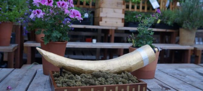 V aukci se prodával nejdražší joint na světě z 24k zlata. V aukci se prodával nejdražší joint na světě z 24k zlata.